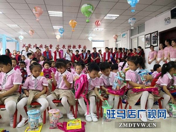 駐馬店市總工會(huì)走進(jìn)博愛(ài)幼兒園與小朋友歡度六一