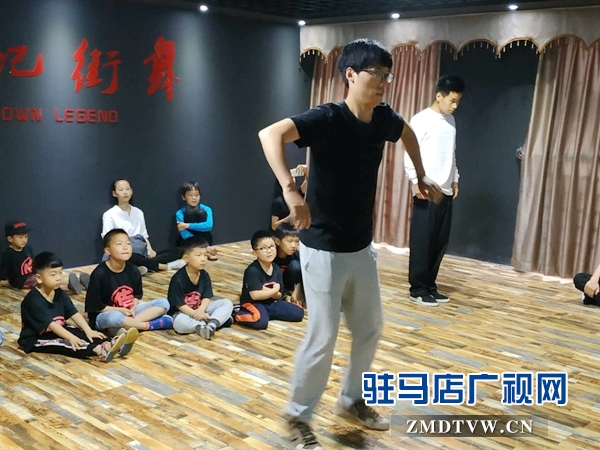 【新時(shí)代 幸福是奮斗出來的】張賀晨：一個(gè)“90后”男孩兒的街舞之路