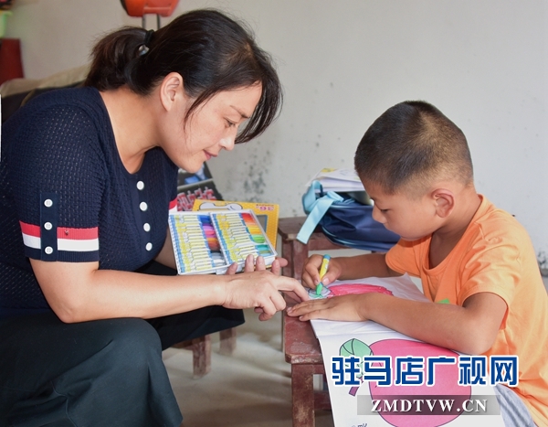 “阿姨，俺給您說個悄悄話”