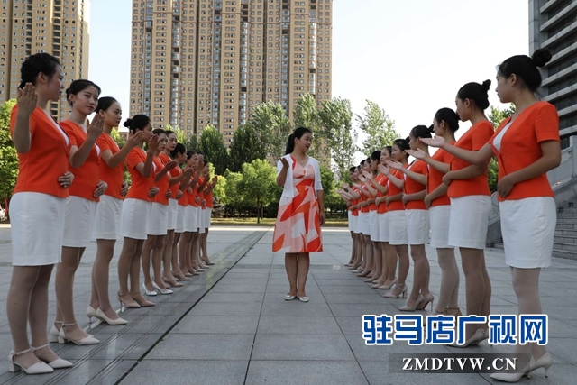 第二十一屆“中國(guó)農(nóng)加工洽談會(huì)”政務(wù)講解員集體換裝亮相