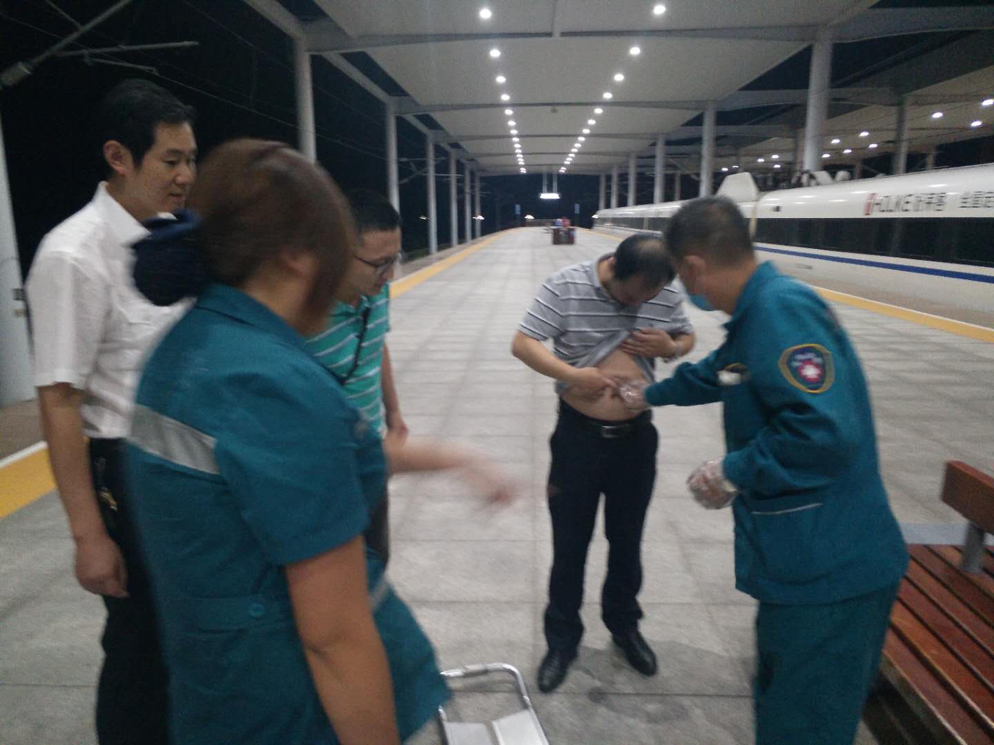 駐馬店西站：旅客突發(fā)疾病 車站接力救助