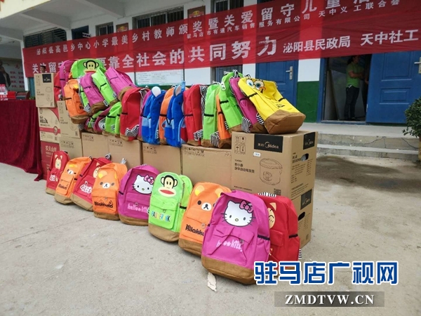 天中義工聯(lián)合會聯(lián)合愛心企業(yè)開展第34個教師節(jié)慶?；顒? /></p>
<p>據(jù)了解，這是該校第一次在教師節(jié)為優(yōu)秀老師進行頒獎。一名獲獎老師在發(fā)言中激動地說:&ldquo;感謝工會和愛心人士對她們山區(qū)教師辛勤工作的認可和肯定，讓她們過了一個快樂而難忘的教師節(jié)。今后，我們要把大家的激勵和支持化為為教育事業(yè)奮斗的動力，繼續(xù)為鄉(xiāng)村教育發(fā)展做貢獻。&rdquo;</p>
<p style=