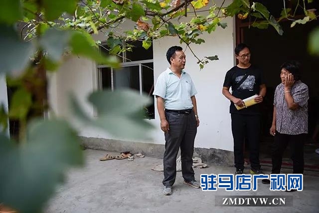 上蔡第一書記李紅杰義務代課一年多