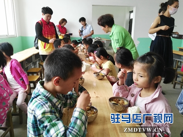 天中義工聯(lián)合會檢查“免費午餐”學(xué)校實施情況