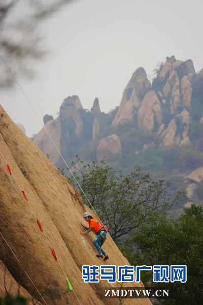 駐馬店：百名&ldquo;蜘蛛人&rdquo;挑戰(zhàn)嵖岈絕壁