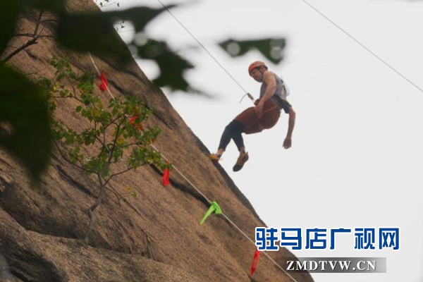 駐馬店：百名&ldquo;蜘蛛人&rdquo;挑戰(zhàn)嵖岈絕壁