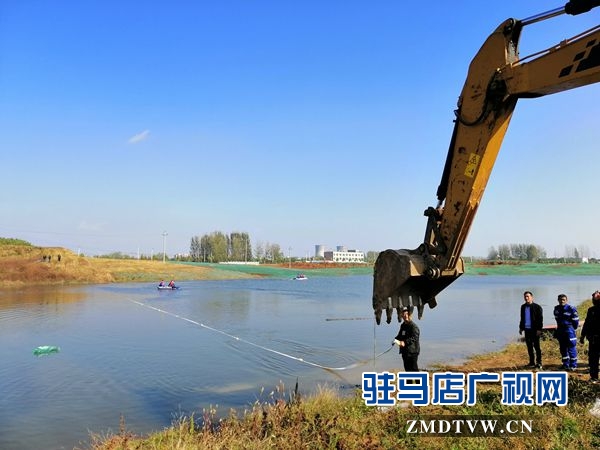 汽車夜間“飛”入河中 “蛟龍”下冷水打撈