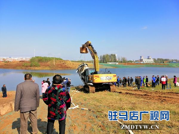 汽車夜間“飛”入河中 “蛟龍”下冷水打撈