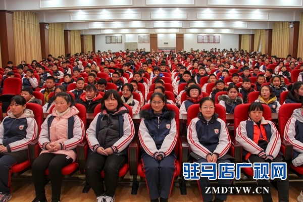 青少年口腔保健預(yù)防知識(shí)講座走進(jìn)駐馬店市二中