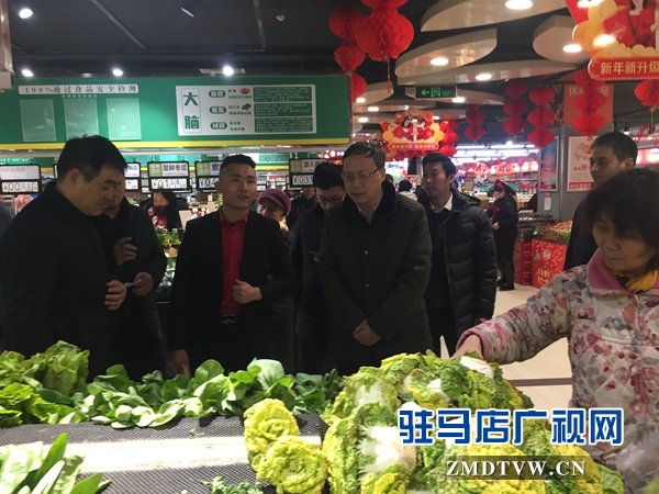 何晞查看春節(jié)期間市場物資供應(yīng)及安全生產(chǎn)工作