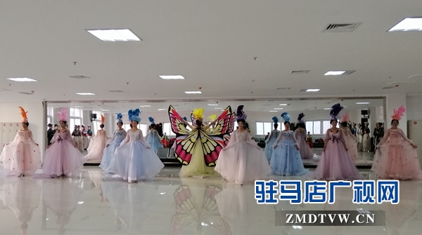 駐馬店市直老干部活動中心各個(gè)藝術(shù)團(tuán)載歌載舞迎新春