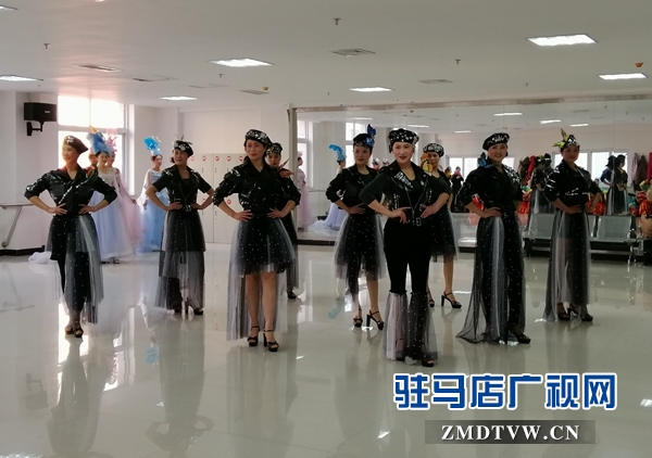 駐馬店市直老干部活動中心各個(gè)藝術(shù)團(tuán)載歌載舞迎新春