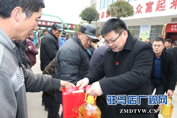 團市委聯合市青年商會為貧困戶送溫暖