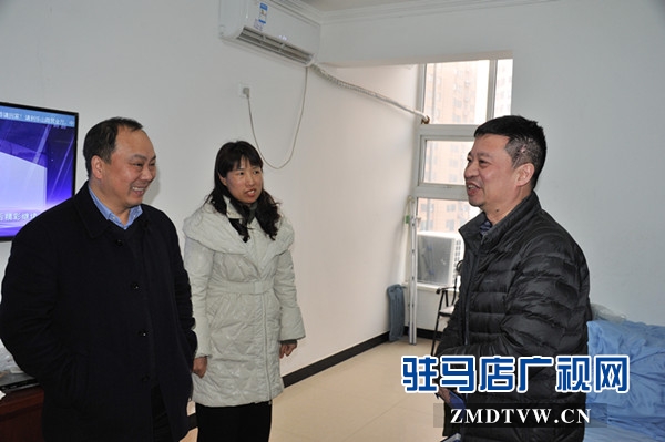 中原銀行駐馬店分行副行長陳惠軍一行慰問信息技術部困難職工