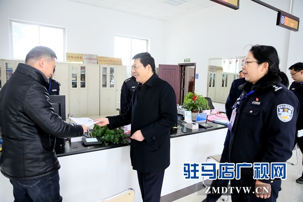 （2）市政府副市長郭淵（中）新年上班第一天前往出入境大廳看望值班民警給大家拜年，并接待上班第一天第一人辦理港澳通行證的劉