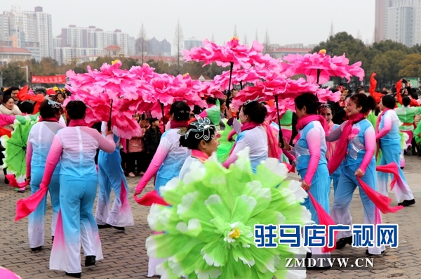 舞龍、耍獅、扭秧歌 駐馬店民間藝術(shù)展演吸引數(shù)千市民圍觀