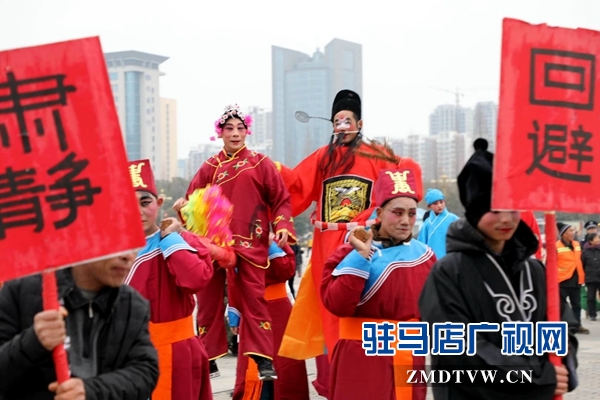 舞龍、耍獅、扭秧歌 駐馬店民間藝術(shù)展演吸引數(shù)千市民圍觀