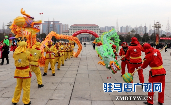 舞龍、耍獅、扭秧歌 駐馬店民間藝術(shù)展演吸引數(shù)千市民圍觀