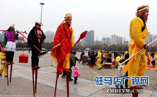 舞龍、耍獅、扭秧歌 駐馬店民間藝術(shù)展演吸引數(shù)千市民圍觀