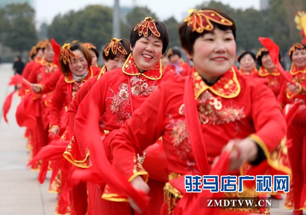 舞龍、耍獅、扭秧歌 駐馬店民間藝術(shù)展演吸引數(shù)千市民圍觀