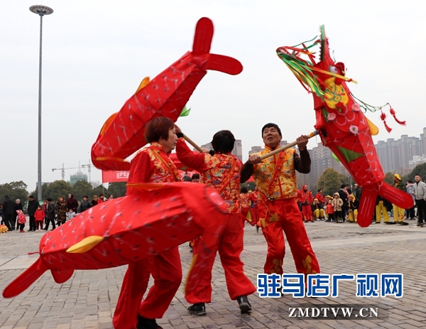 舞龍、耍獅、扭秧歌 駐馬店民間藝術(shù)展演吸引數(shù)千市民圍觀