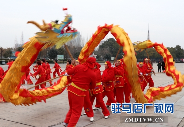 舞龍、耍獅、扭秧歌 駐馬店民間藝術(shù)展演吸引數(shù)千市民圍觀