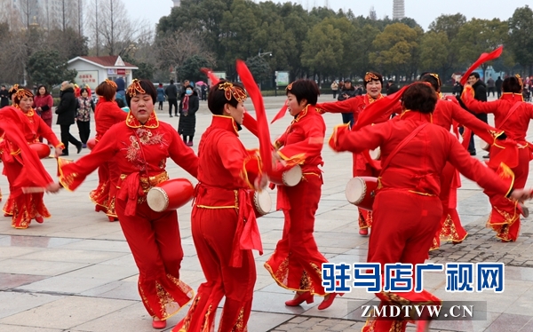 舞龍、耍獅、扭秧歌 駐馬店民間藝術(shù)展演吸引數(shù)千市民圍觀