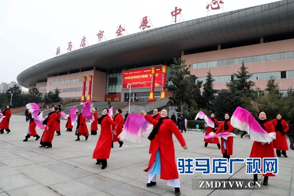 舞龍、耍獅、扭秧歌 駐馬店民間藝術(shù)展演吸引數(shù)千市民圍觀