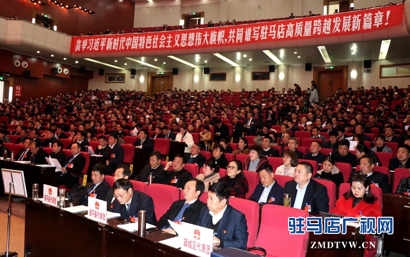 與會人大代表、政協(xié)委員聆聽工作報告