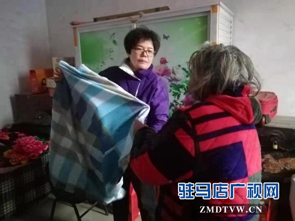  泌陽(yáng)縣衛(wèi)健體委開(kāi)展為貧困戶換新裝活動(dòng)