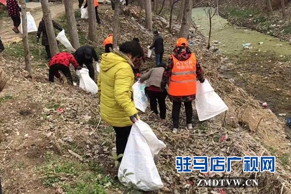 上蔡縣和店鎮(zhèn)深入開展環(huán)境衛(wèi)生“片區(qū)作戰(zhàn)周”活動