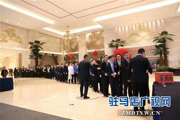 愛克集團(tuán)總裁王峰看望慰問(wèn)患病員工并帶去集團(tuán)愛心捐款13萬(wàn)余元