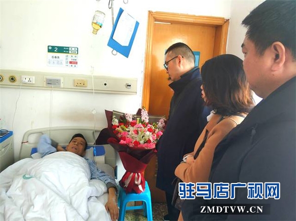 愛克集團(tuán)總裁王峰看望慰問(wèn)患病員工并帶去集團(tuán)愛心捐款13萬(wàn)余元