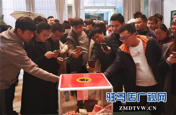 愛克集團(tuán)總裁王峰看望慰問(wèn)患病員工并帶去集團(tuán)愛心捐款13萬(wàn)余元