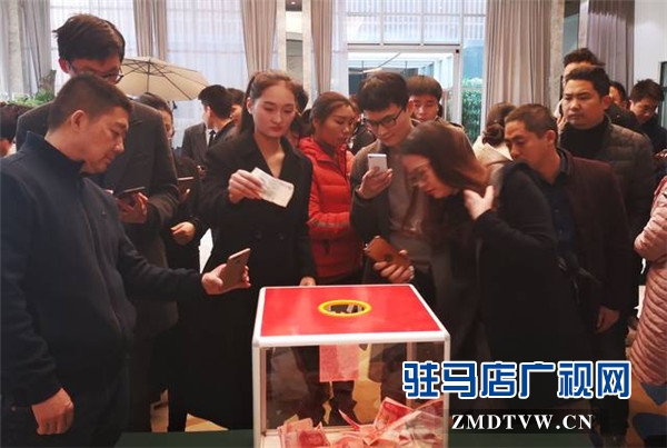 愛克集團(tuán)總裁王峰看望慰問(wèn)患病員工并帶去集團(tuán)愛心捐款13萬(wàn)余元
