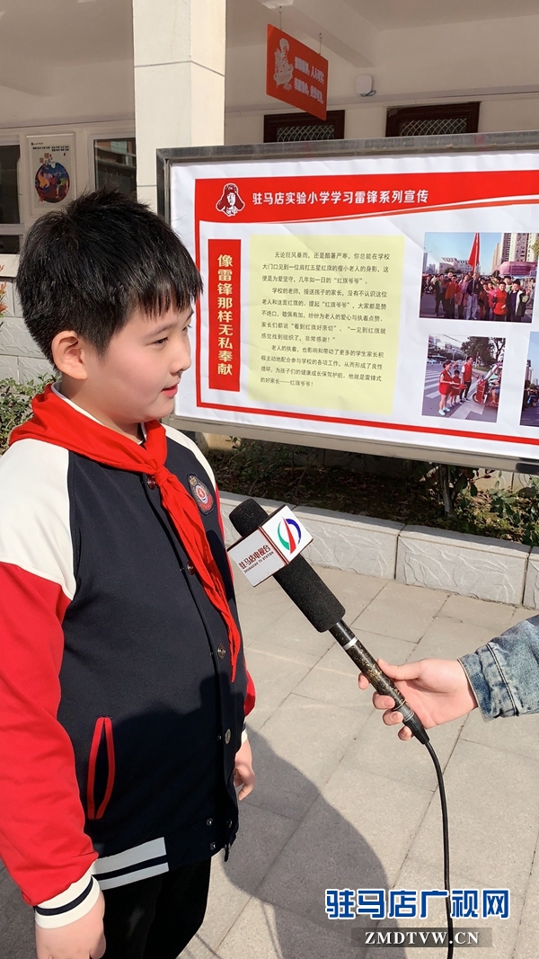 陶克將軍蒞臨市實驗小學(xué)弘揚雷鋒精神