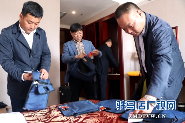 出席駐馬店市四屆人大五次會(huì)議的人大代表報(bào)到