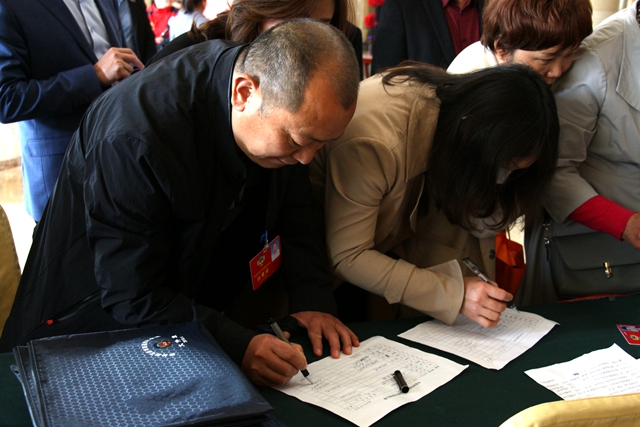 出席市政協(xié)四屆四次會(huì)議的委員陸續(xù)報(bào)到