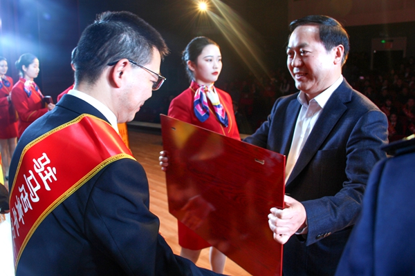 駐馬店舉辦紀念五四運動100周年活動暨青年五四獎章頒獎儀式