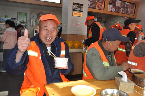 “愛心早餐”溫暖城市美容師