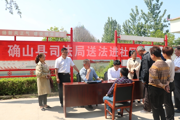法律顧問進社區(qū) 居民有了身邊律師