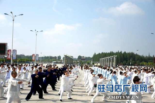 正陽(yáng)：千人同練太極引導(dǎo)全民健身