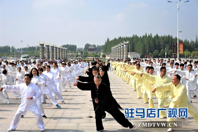 正陽(yáng)：千人同練太極引導(dǎo)全民健身