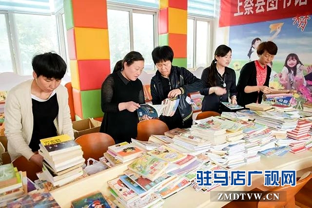 華錄集團(tuán)向上蔡學(xué)子捐贈2000冊（套）圖書