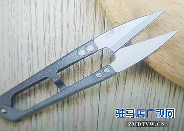 這一幕看呆醫(yī)生！男子胃里竟然有把剪刀！