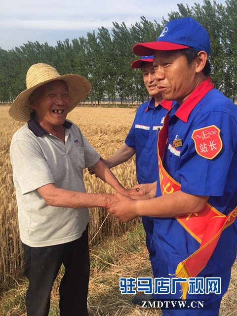 中石化駐馬店石油分公司共產(chǎn)黨員服務(wù)隊(duì)助力“三夏”保豐收