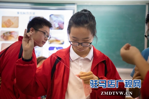 駐馬店市實(shí)驗(yàn)中學(xué)師生“體驗(yàn)式”過端午 感受傳統(tǒng)節(jié)日魅力