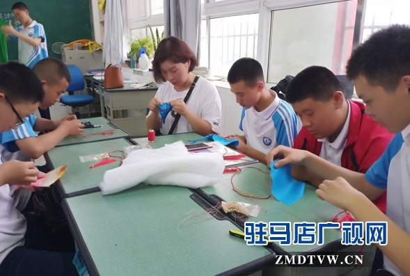 駐馬店市實(shí)驗(yàn)中學(xué)師生“體驗(yàn)式”過端午 感受傳統(tǒng)節(jié)日魅力
