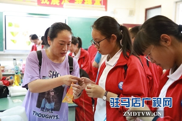 駐馬店市實(shí)驗(yàn)中學(xué)師生“體驗(yàn)式”過端午 感受傳統(tǒng)節(jié)日魅力
