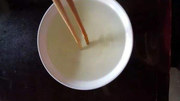 屋子里放一杯糖水真能驅(qū)蚊，科學(xué)家發(fā)現(xiàn)不讓蚊子咬你的秘密 